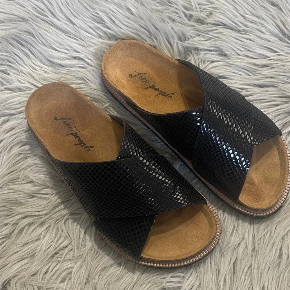 Free People Black Textured Slide Sandals - Picture 3 of 5